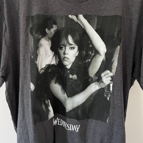 NWT Wednesday Adams Unisex Jenna Ortega Gray Graphic T-Shirt Halloween - XL - Picture 2 of 5
